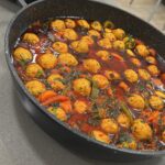 עוף צהוב עם שומר